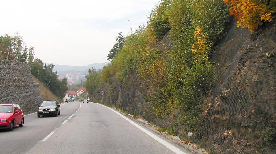 Geomříže na skalních stěnách